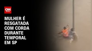 Vídeo: Chuvas em SP: mulher é resgatada com corda durante temporal | AGORA CNN