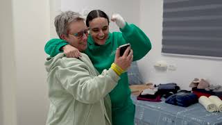 אמילי דמארי נפגשת עם אמה (עדכוני משרד ראש הממשלה) - התמונה מוצגת ישירות מתוך אתר האינטרנט יוטיוב. זכויות היוצרים בתמונה שייכות ליוצרה. קישור קרדיט למקור התוכן נמצא בתוך דף הסרטון