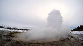 preview picture of video 'Strokkur Geyser erupting in slow motion'