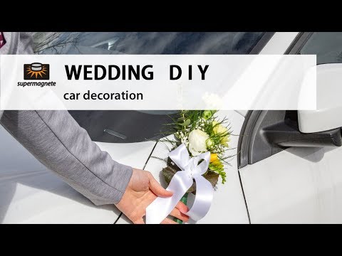 Attach wedding car decoration 