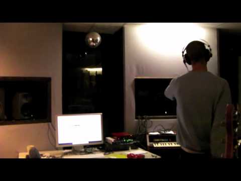 Victor Hollender droppar bars i studion vid Kompassen