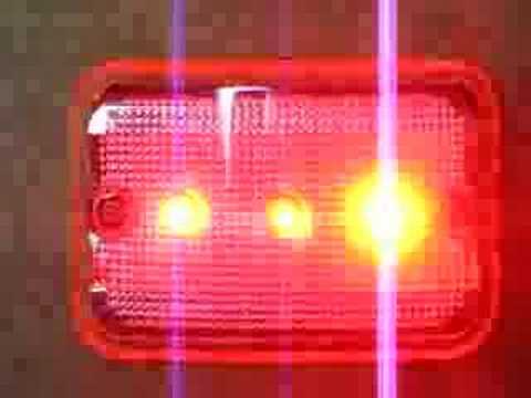 100円ショップで売っている自転車用の赤色LED使用のピカピカのLEDの１つを超高輝度の物(一番右)に置き換えてみた