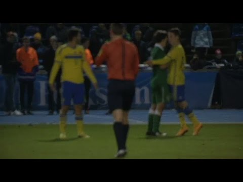 TV: Rakip knuffar motståndare - blir utvisad - TV4 Sport