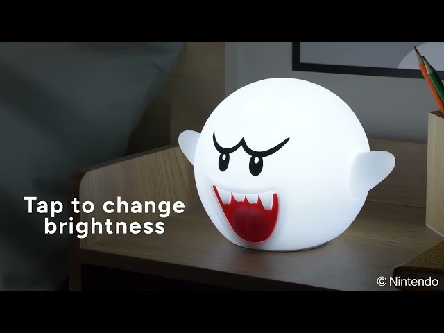 Vídeo relacionado con Paladone - Lámpara de silicona SquishyGlo de Boo de Super Mario, con licencia oficial de Nintendo para niños y adolescentes, decoración inalámbrica y recargable, merchandising coleccionable