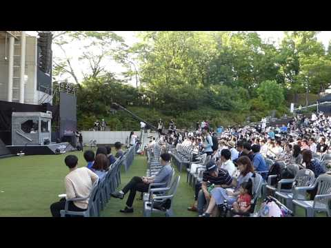 Flash fanclub leader doing a Hwaiting testrun