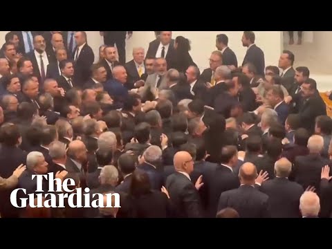 Бой в турския парламент покрай дебати около бюджета на страната (Видео)