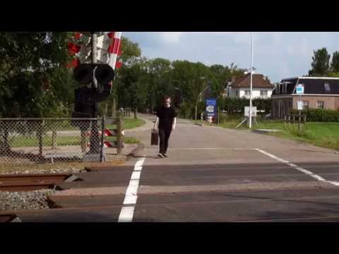 Raarsaus - Pim geilt op tramrails.