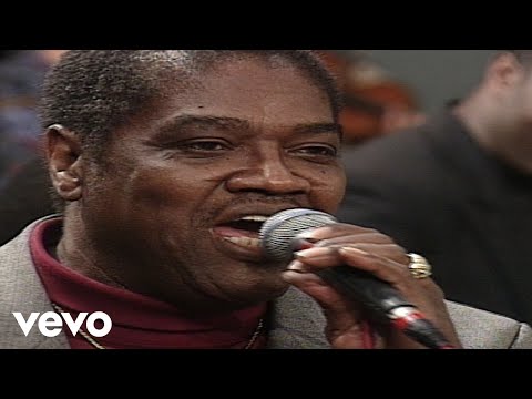 Bill & Gloria Gaither - The Mighty Hand [Live] ft. Charles Johnson, The Revivers