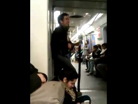 Chileno Loco Cantando en Tren