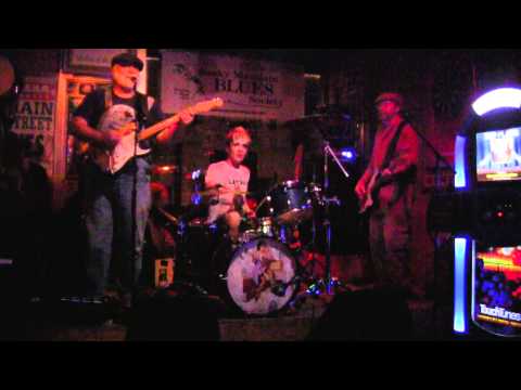 Microwave Dave and the Nukes at Brackin's Blues Club 4-23-11 Roadrunner (Bo Diddley)