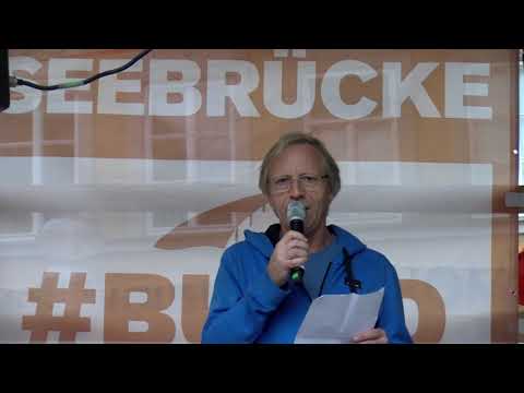 Werner Steinmetz (Amnesty International) auf der Seebrücken Demo in Müchen (25.08.18)