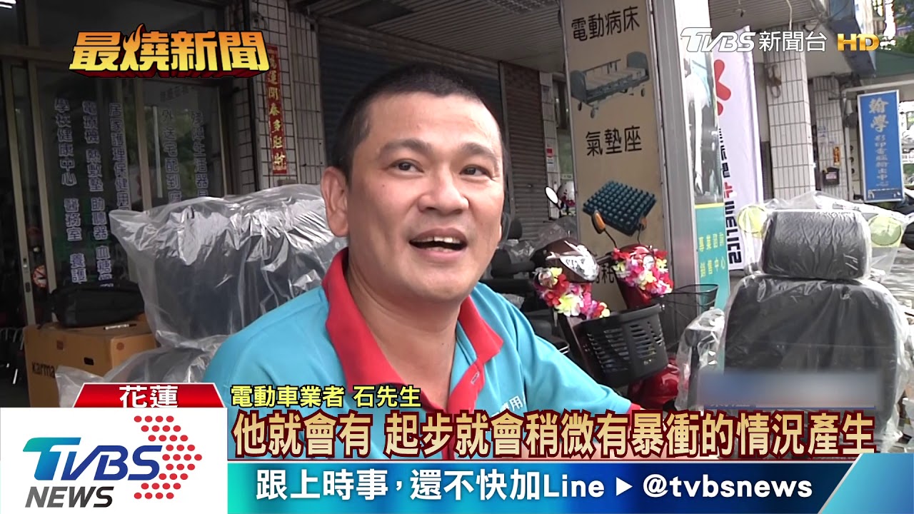 怎騎的!電動輔助車突暴衝 撞進木材行