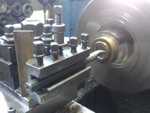 Torneando casquillo porta fieltro para meter retén