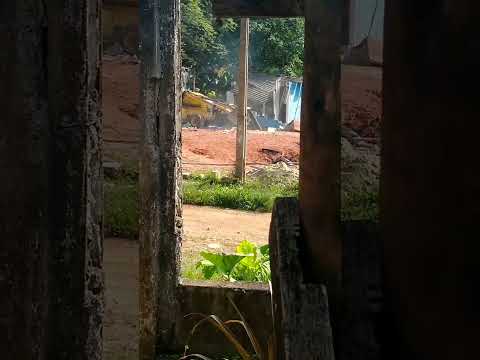 VEJA O MOMENTO QUE A RETROESCAVADEIRA DESTRUIU O VESTIÁRIO E OS BANHEIROS DO CAMPO DA PALMEIRINHA CONSTRUÍDO PELA COMUNIDADE .