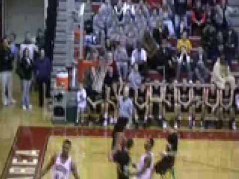 Watch 7 foot Zeke Marshall high school senior dunk