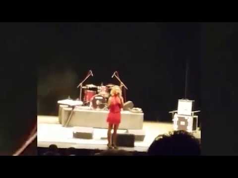 Liene Šomase salietojusies, uz skatuves  lamājas