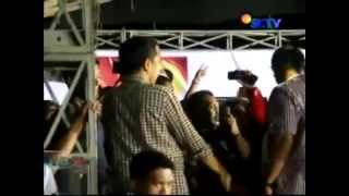 preview picture of video 'JokowiBodo Jatuh, Panggung Ambruk, Pendukungnya Tertawa Bahagia ...'