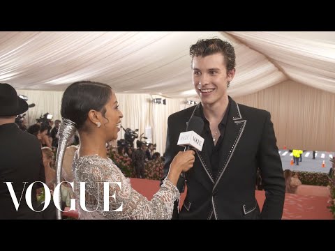 Shawn Mendes on His Gold-Streaked Hair for Met Gala｜Met Gala 2019 With Liza Koshy｜Vogue (Shawn Mendes on His Gold-Streaked Hair for the Met Gala | Met Gala 2019 With Liza Koshy | Vogue)