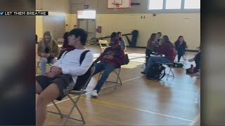 [討論] 舊聞 白種人抗議學生強制戴口罩