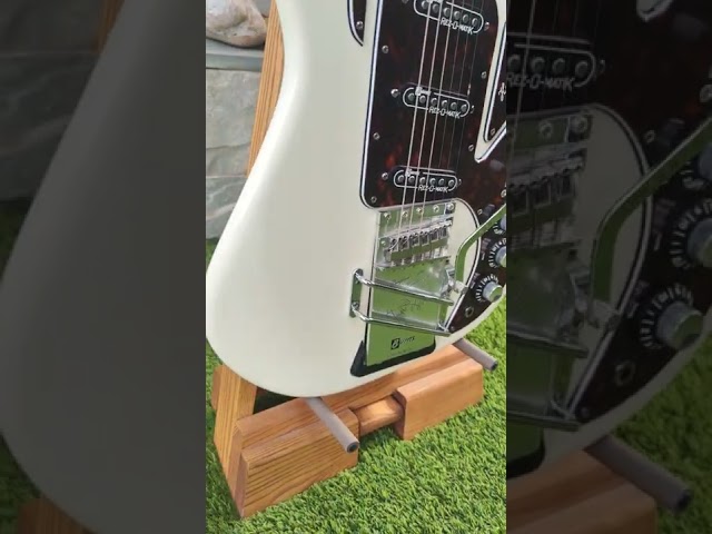 Vídeo relacionado con Hank Marvin (The Shadows) - Guitarra en miniatura - Regalos musicales - Adorno hecho a mano