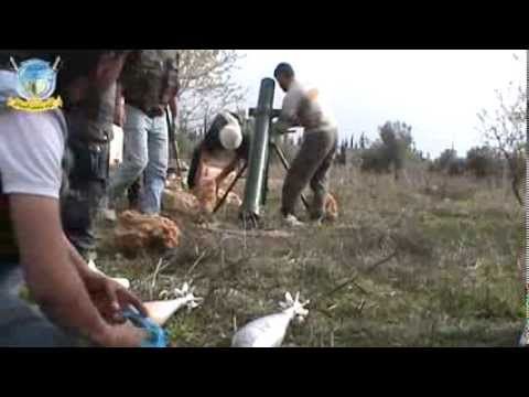 لواء جعفر الصادق يقوم بتجهيز مدفع الهاون لاستهداف معاقل النظام في منطقة الأشرفية في ريف حمص الشمالي