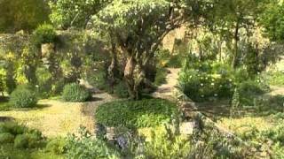 preview picture of video 'un jardin en Picardie : Herbarium des remparts'