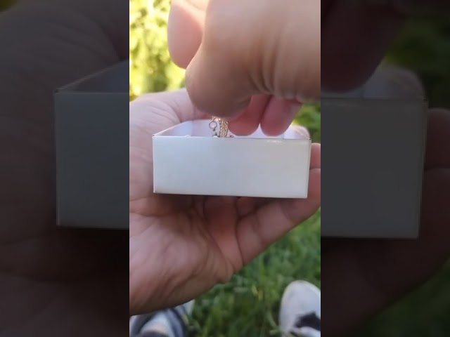 Vídeo relacionado con KGDUYC Collar Divertido Creativo de Acero Inoxidable, Colgante Pareja, Regalo para Niñas y Mujeres, Adecuado para Hombres