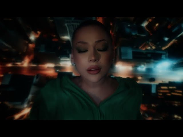 Video zu 'Lieb Mich' ansehen Video zu 'Lieb Mich' ansehen