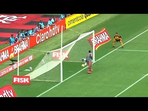 Vasco marca de falta, mas arbitragem não vê o gol