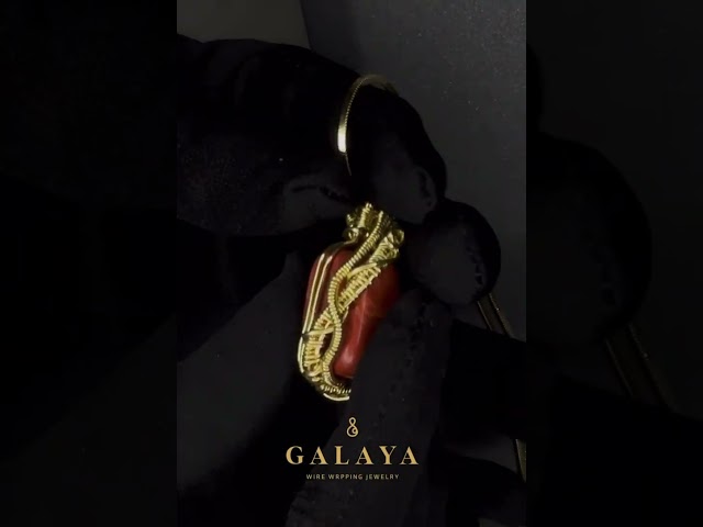 قلادة من الفضة الخالص المطلي بماء الذهب مع حجر جاس...