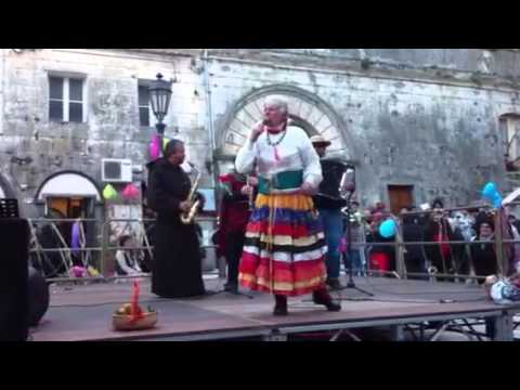 Performance di Memmo Ceccarelli a carnevale al centro stori