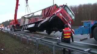 preview picture of video 'Stau nach Lkw-Unfall auf A44 bei Breuna'