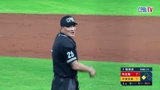 [抱怨] 剛剛成晉那球跑在線內了欸