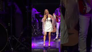 #Duvar'a dinleyiciler eşlik ediyor. #ZeynepCasalini #CanlıPerformans #şarkı #konser #müzik