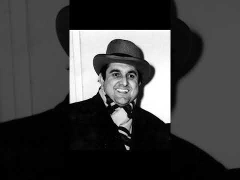 Ο οξύφωνος και τραγουδοποιός Βάσος Σεϊτανίδης, από τα κορυφαία ονόματα της αθηναϊκής νυχτερινής διασκέδασης και αργότερα πρωταγωνιστής της επιθεώρησης πίστας στην «Παλιά Αθήνα», παρουσιάζεται ραδιοφωνικά από τον Georges Guétary [Ζωρζ Γκεταρύ] στο Παρίσι (αρχές της δεκαετίας του 1950), όπου βρέθηκαν Έλληνες καλλιτέχνες προσκεκλημένοι του Σχεδίου Μάρσαλ. Ερμηνεύει το «Της φαντασίας το καράβι» του Χρήστου Χαιρόπουλου σε στίχους Αιμιλίου Σαββίδη και τον «Αγωγιάτη» από την οπερέττα Οι απάχηδες των Αθηνών του Νίκου Χατζηαποστόλου.