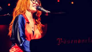 Tori Amos: New Year's Day (U2 Cover live)