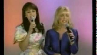 Barbara Mandrell &amp; Louise Mandrell sings &quot;To me&quot;