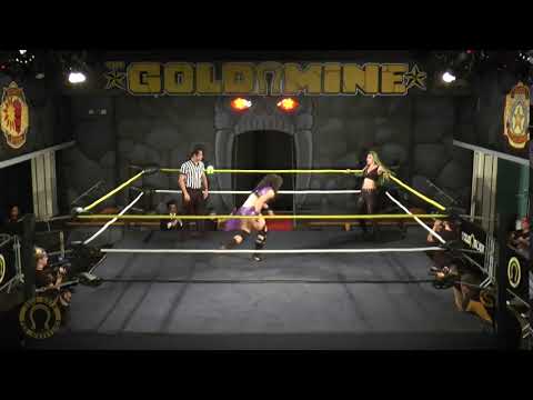 Nicole Savoy  Corner Running High Knee Strike