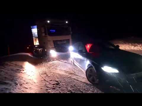 Audi Quattro zieht LKW im Schnee