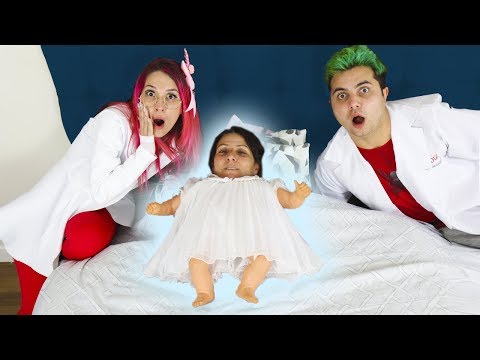 MAMÃE VOLTA A SER BEBÊ - Kids pretend to play baby