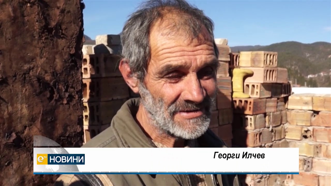 Семейство се пази с найлон от дъжд и сняг