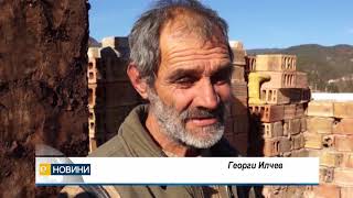 Семейство се пази с найлон от дъжд и сняг