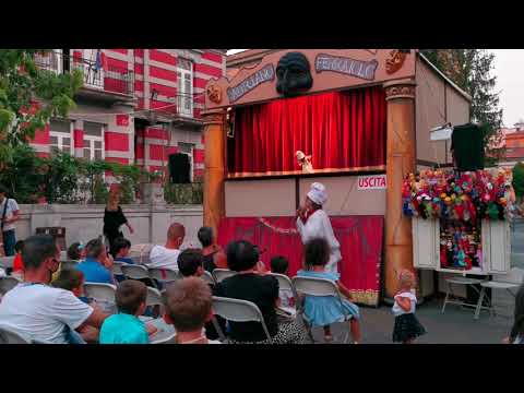 Teatro burattinaio di Adriano Ferraiolo e Pulcinella l'attore Angelo Iannelli  si divertono