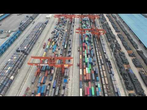 Visitando a estação Tianjie Village, ponto de partida do trem do grupo Europa Central, cidade de Chongqing