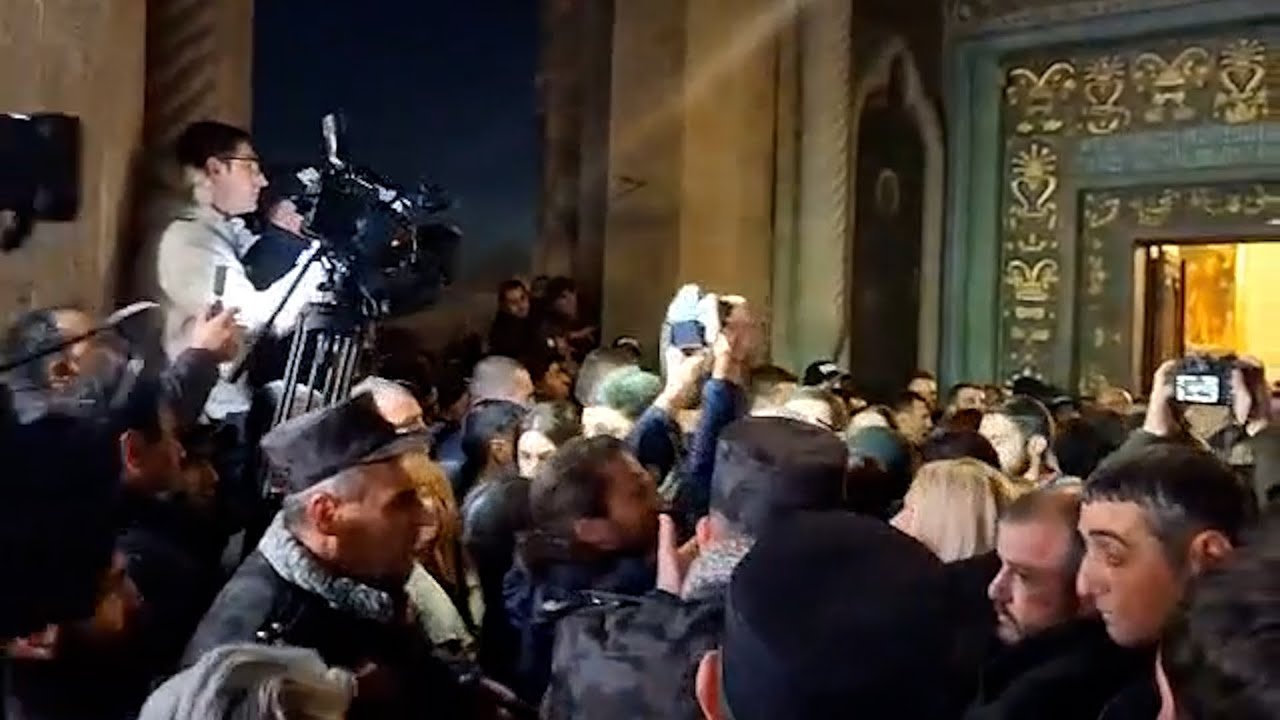 Տուրուդմփոց, քաշքշուկ. Եկեղեցու դռների մոտ վիճակն անկառավարելի է