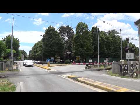 Passaggio a livello con semibarriere di via Prov. Inferiore - Molinella  (BO) / Level Crossing