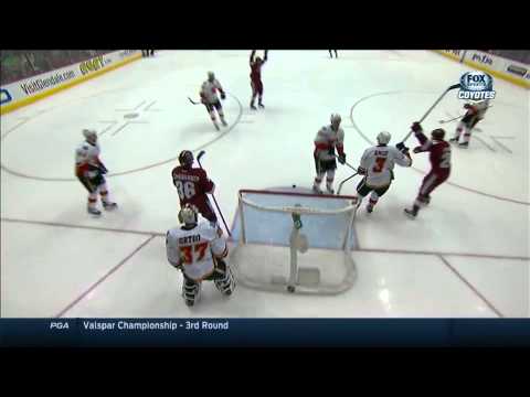 Phoenix Coyotes forward Rob Klinkhammer scores vs. Calgary