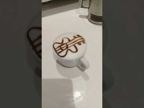Latte arte com calda de chocolate