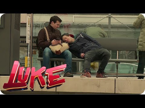 Luke schläft auf der Straße ein - LUKE! Die Woche und ich
