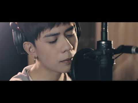 Thiệp cưới trên bàn - Quang Hùng